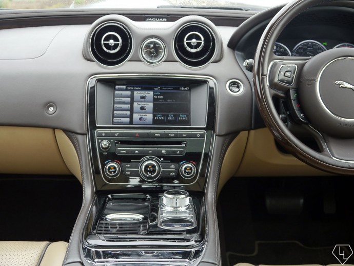 2015-jaguar-xj-center-console