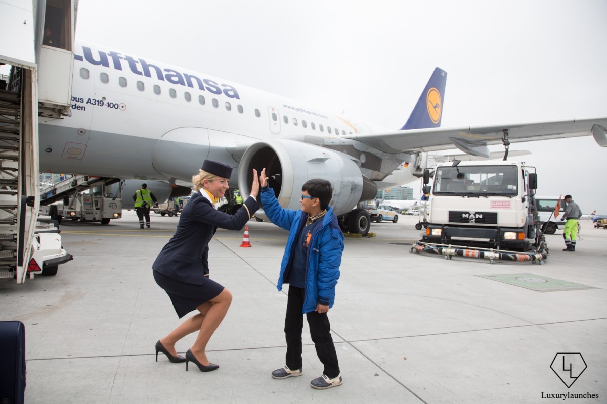 Indian-boy-makes-Lufthansa-first-in-flight-announcemen (6)