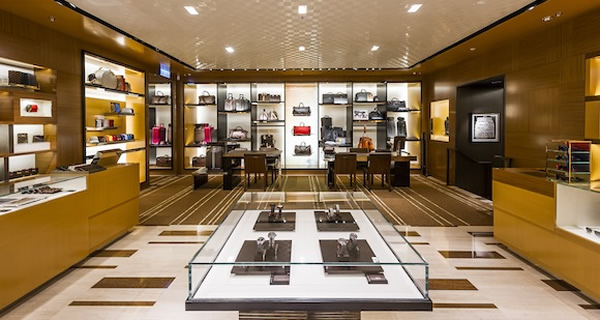 File:HK CWB Time Square mall shop Louis Vuitton window shop camel