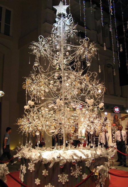 http://luxurylaunches.com/wp-content/uploads/2012/12/most-expensive-christmastree-thumb-450x653.jpg