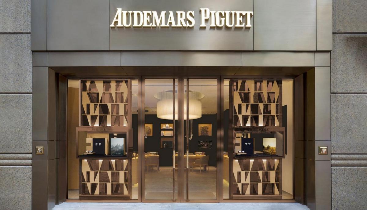 Thieves target an Audemars Piguet store in Paris and rob 1 million Euros worth of watches at gunpoint