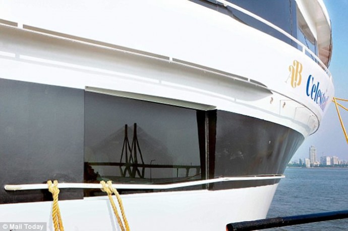 india-three-storey-hotel-yacht-2