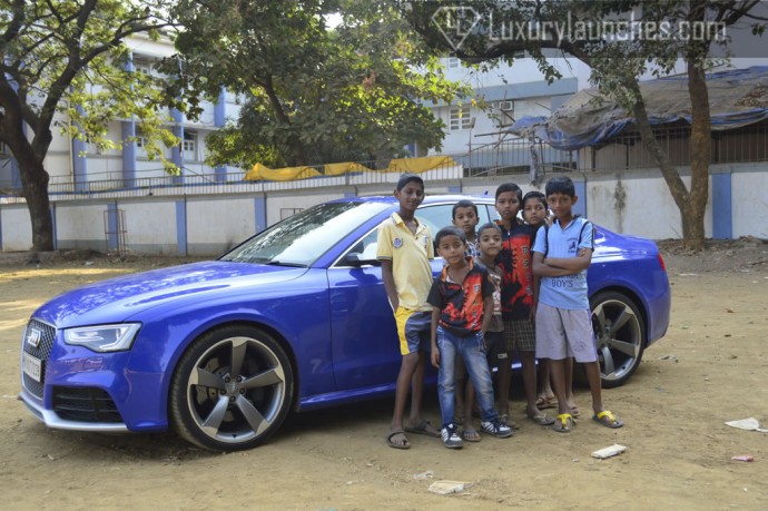 The second innings was halted to strike a pose with the RS5.