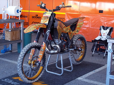 KTM 250 bike gets a touch of luxury with Louis Vuitton seat - Luxurylaunches