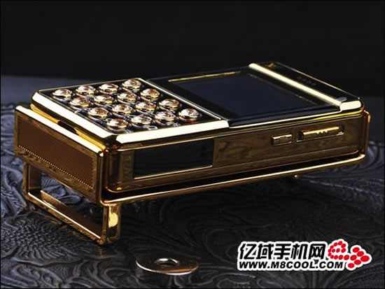 A Louis Vuitton Belt Buckle knock off with a cell phone from China : Luxurylaunches