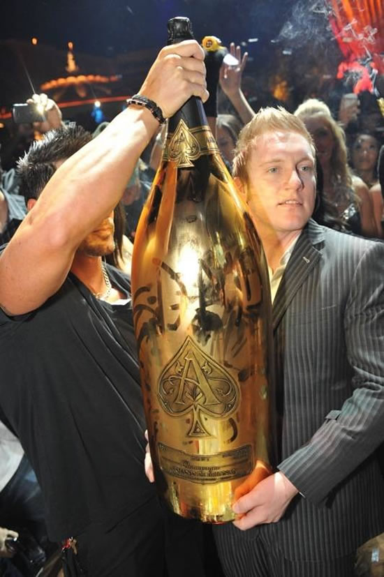 Bouwen Ineenstorting Thriller World's largest bottle of Champagne - A 30L Armand de Brignac sold for  $100,000 - Luxurylaunches