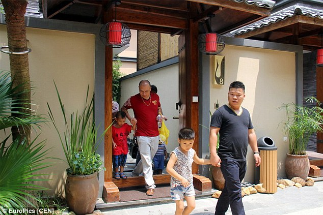 Chinese-gives-children-becoming-rich-through-luxury-villa-tours-4