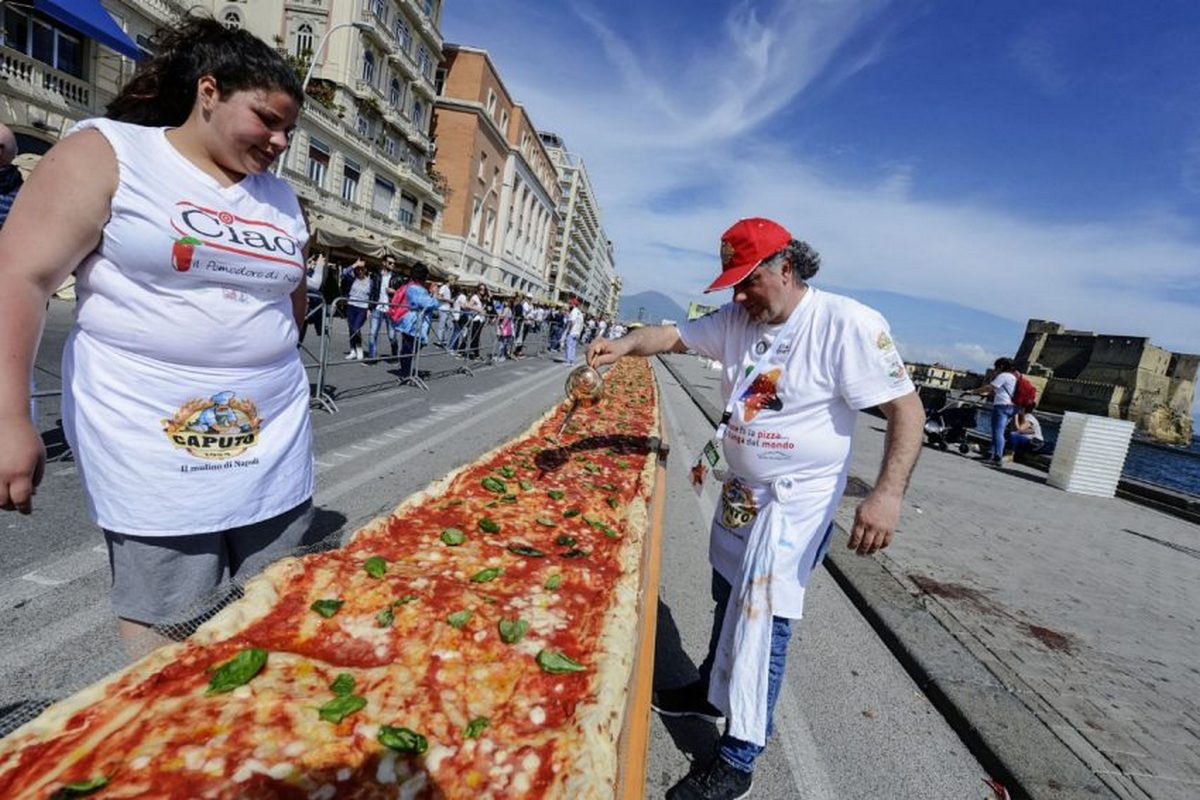 Огромная пицца. Огромная еда. Самая большая пиццерия в мире. Самая большая шаверма в мире. Самые большие питания
