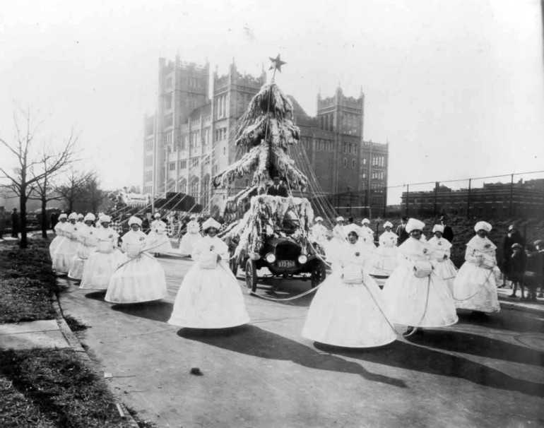 tree car with ladies, 1924