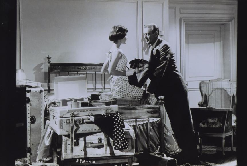 Audrey Hepburn et Gary Cooper jouant Ariane dans une chambre du Ritz dans les années 50 @Archives Ritz