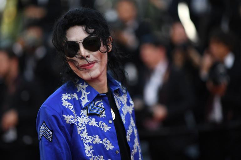 Hændelse, begivenhed farvel overskæg The white glove from Billy Jean to the red jacket of Thriller - Here is a  look at some of Michael Jacksons most iconic outfits and the insane amounts  they fetched at