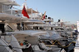 who owns mega yacht azzam