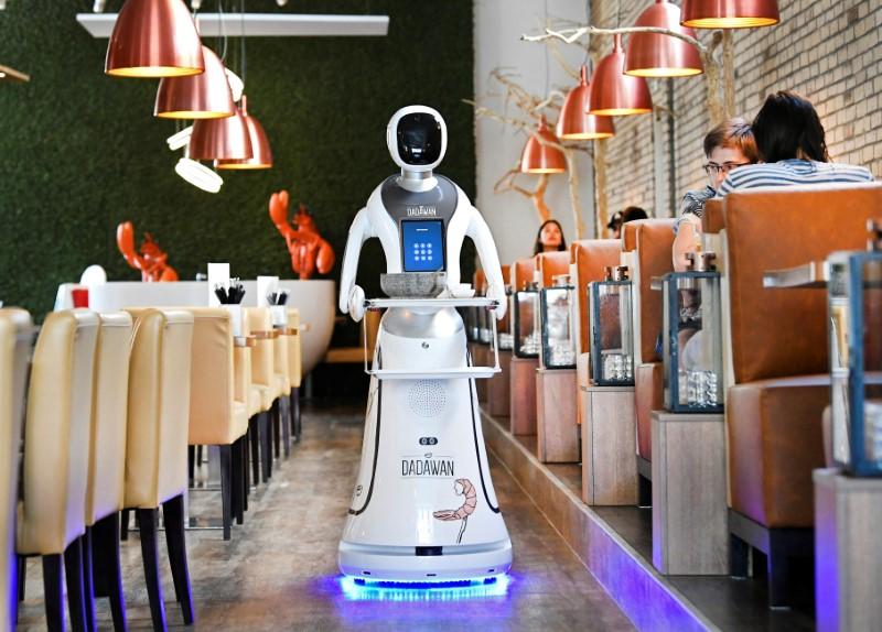Dutch restaurant recruits trio of robot waiters to serve food and drinks as COVID-19 regulations ease - Luxurylaunches