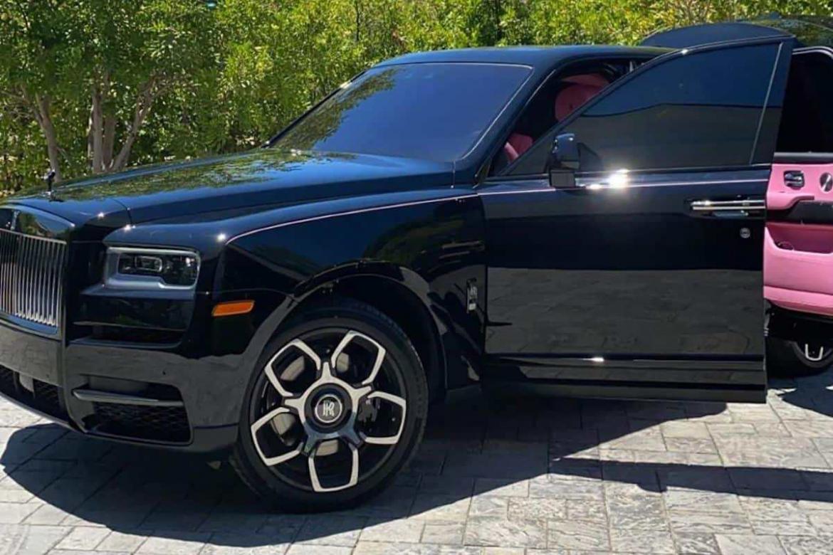This White RollsRoyce Cullinan Hides a Pastel Pink Interior Its Bubble  Gum Madness  autoevolution