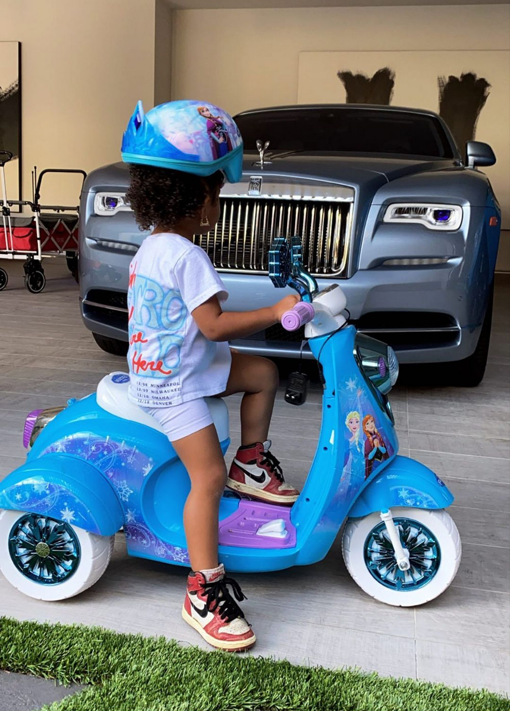A look inside Kylie Jenner's $300k custom Rolls-Royce SUV that is so pink  it will remind you of Barbie's dream house - Luxurylaunches