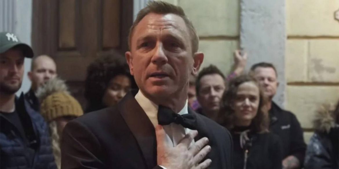 Daniel Craig almost breaks down in tears as he gives an emotional ...