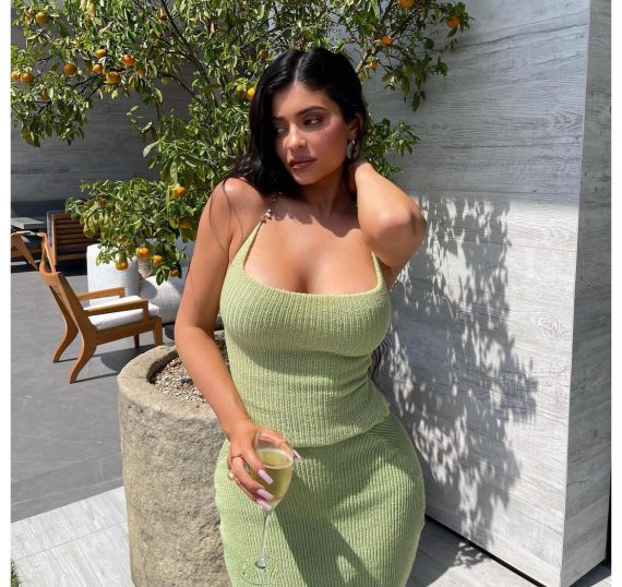 Kylie Jenner shows off dazzling $6,000 Judith Leiber lion clutch as nod to  her astrological sign