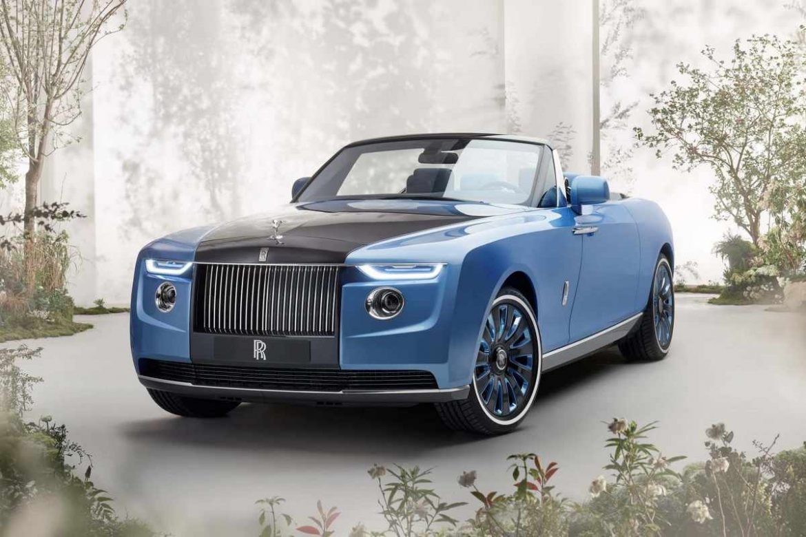 RollsRoyce car plant workers win pay deal worth up to 176  Financial  Times