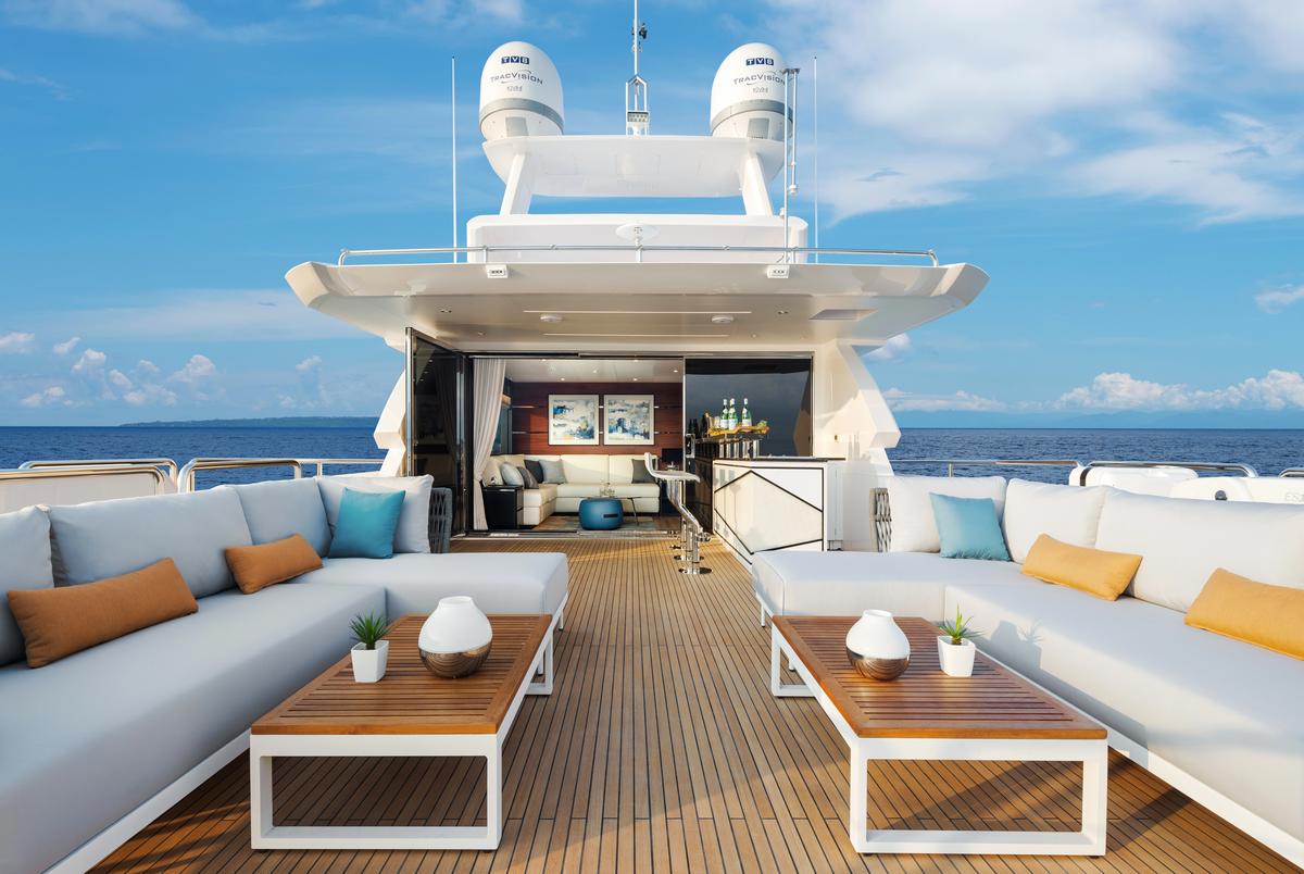 https://luxurylaunches.com/wp-content/uploads/2022/02/horizon-fd90-yacht-3.jpg