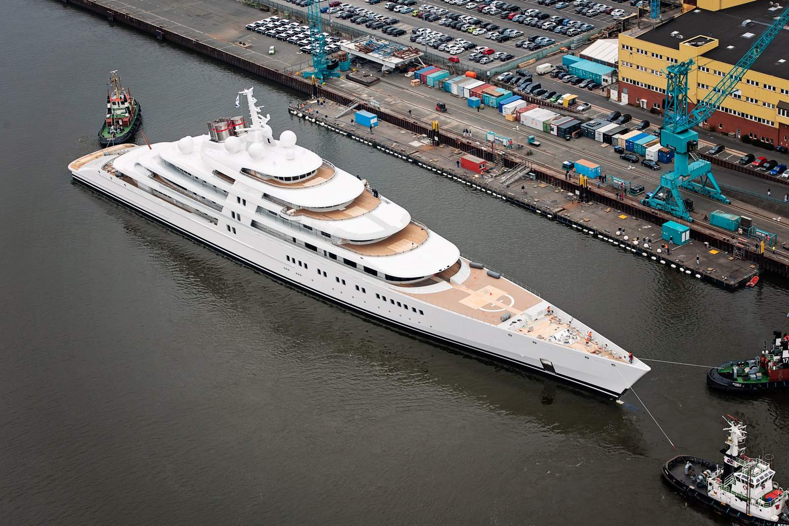 who owns the largest yacht in the world