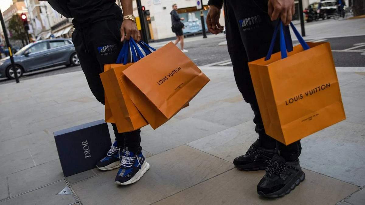 Chinese counterfeiters go a step ahead by selling fake Louis Vuitton bags  for a mere $100 even before the originals are sold at LV stores -  Luxurylaunches