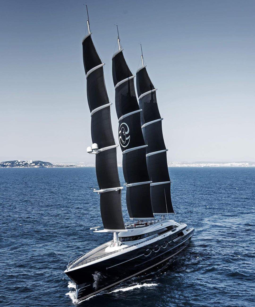 bezos sail yacht