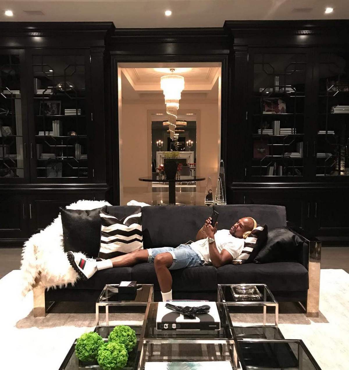Has Floyd Mayweather blown a US$1.2 billion fortune? Jake Paul claims the  boxer is 'broke', after he splashed out on multiple Rolls-Royces, Mercedes,  Lamborghinis, Porsches, mansions and private jets