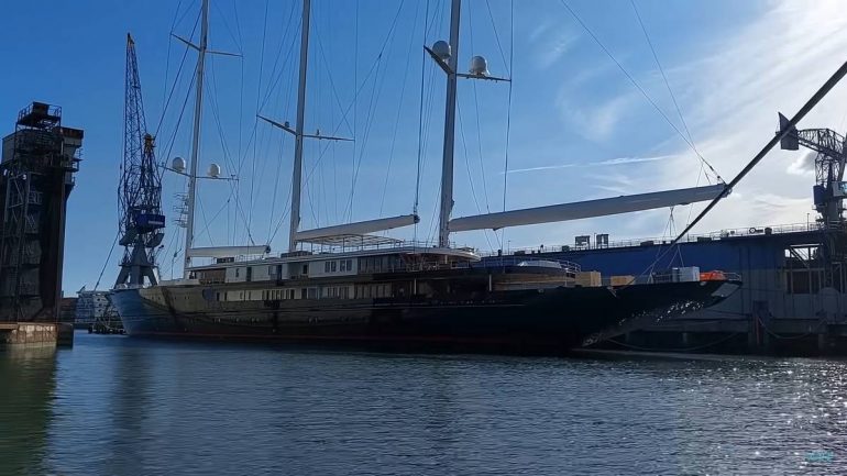 jeff bezos 127m yacht