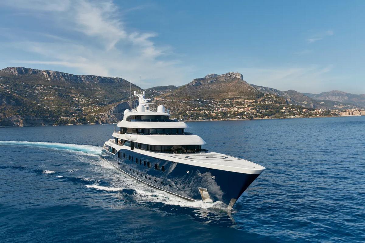 Positano, ecco Symphony: il mega yacht del proprietario di Louis