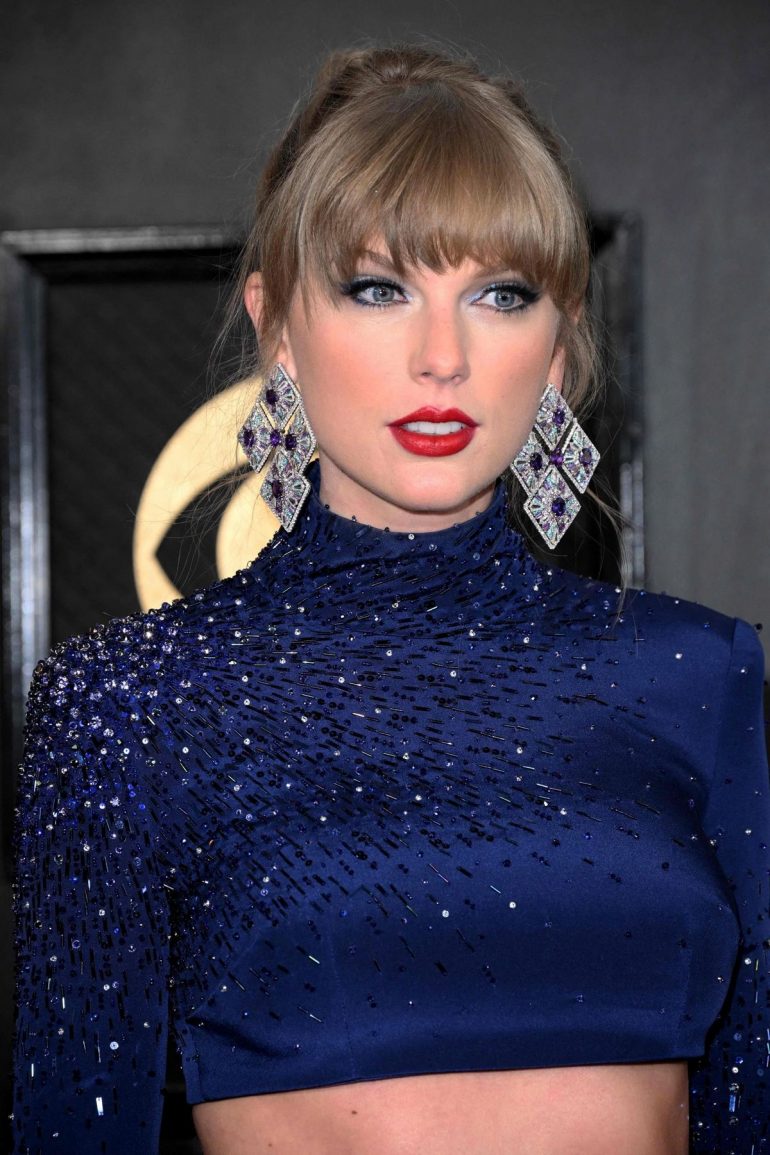 The absolute queen of bling – Taylor Swift literally bathed in $10 ...