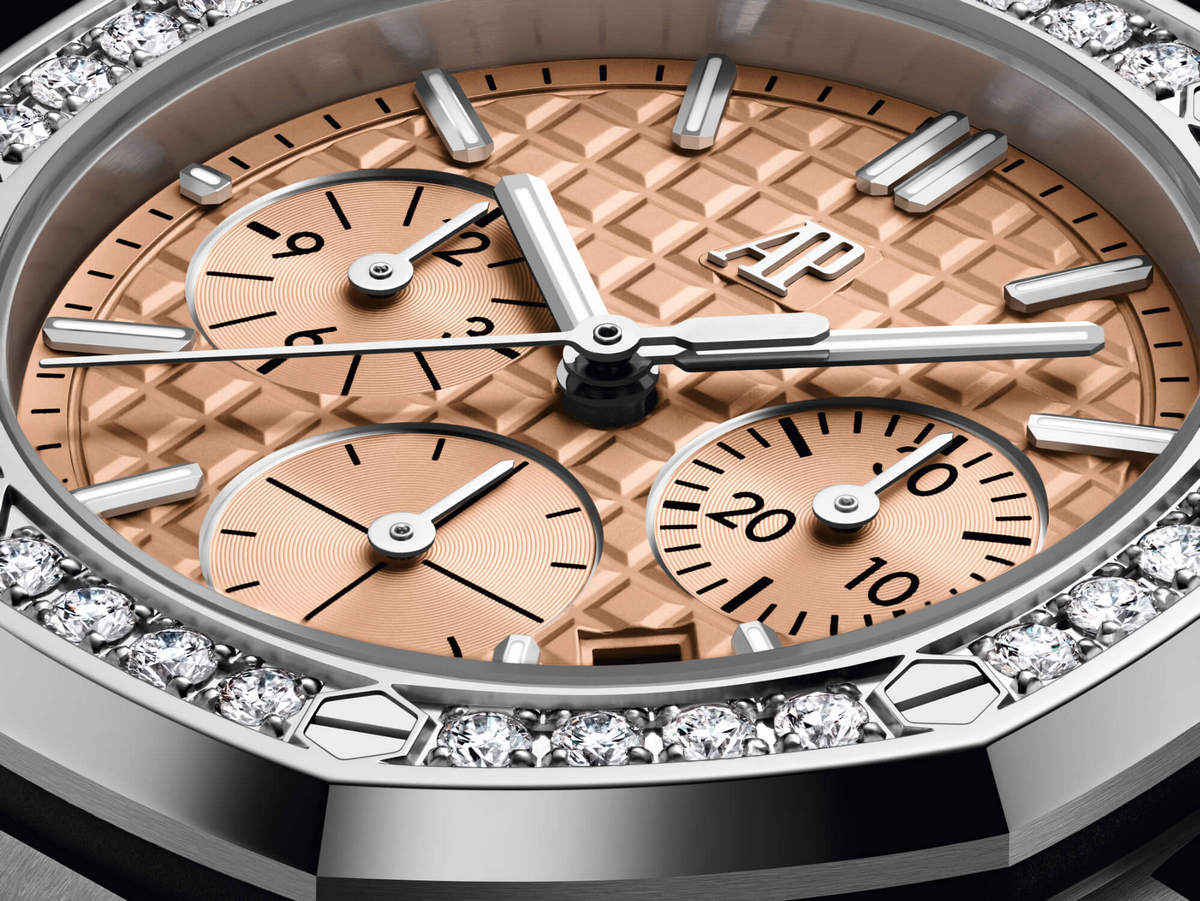 Hands-On: Audemars Piguet Royal Oak 'Jumbo' Extra-Thin Titanium Watch With  Bulk Metallic Glass