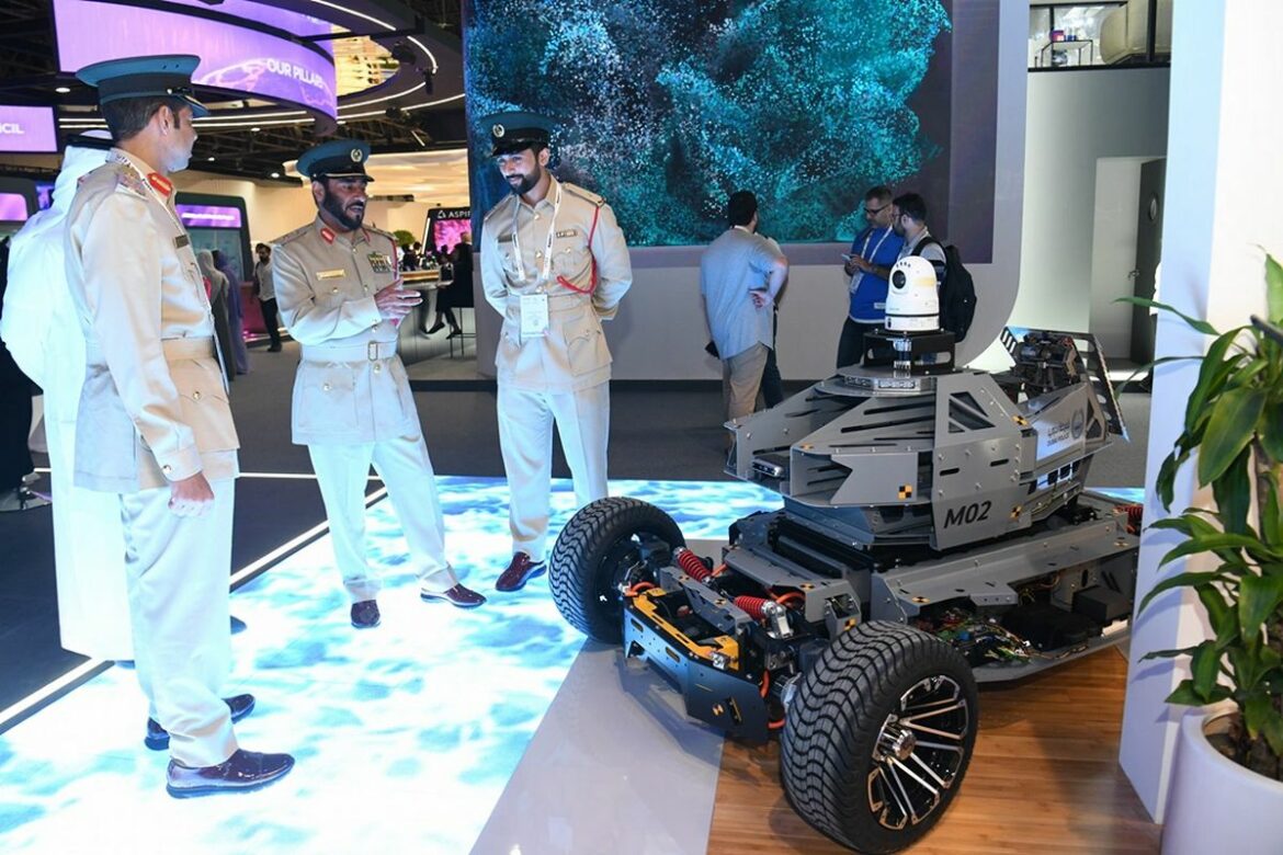 صورة للسيارة ذاتية القيادة التي تم الإعلان عنها مع عناصر من شرطة دبي – مصدر الصورة: موقع (luxurylaunches).