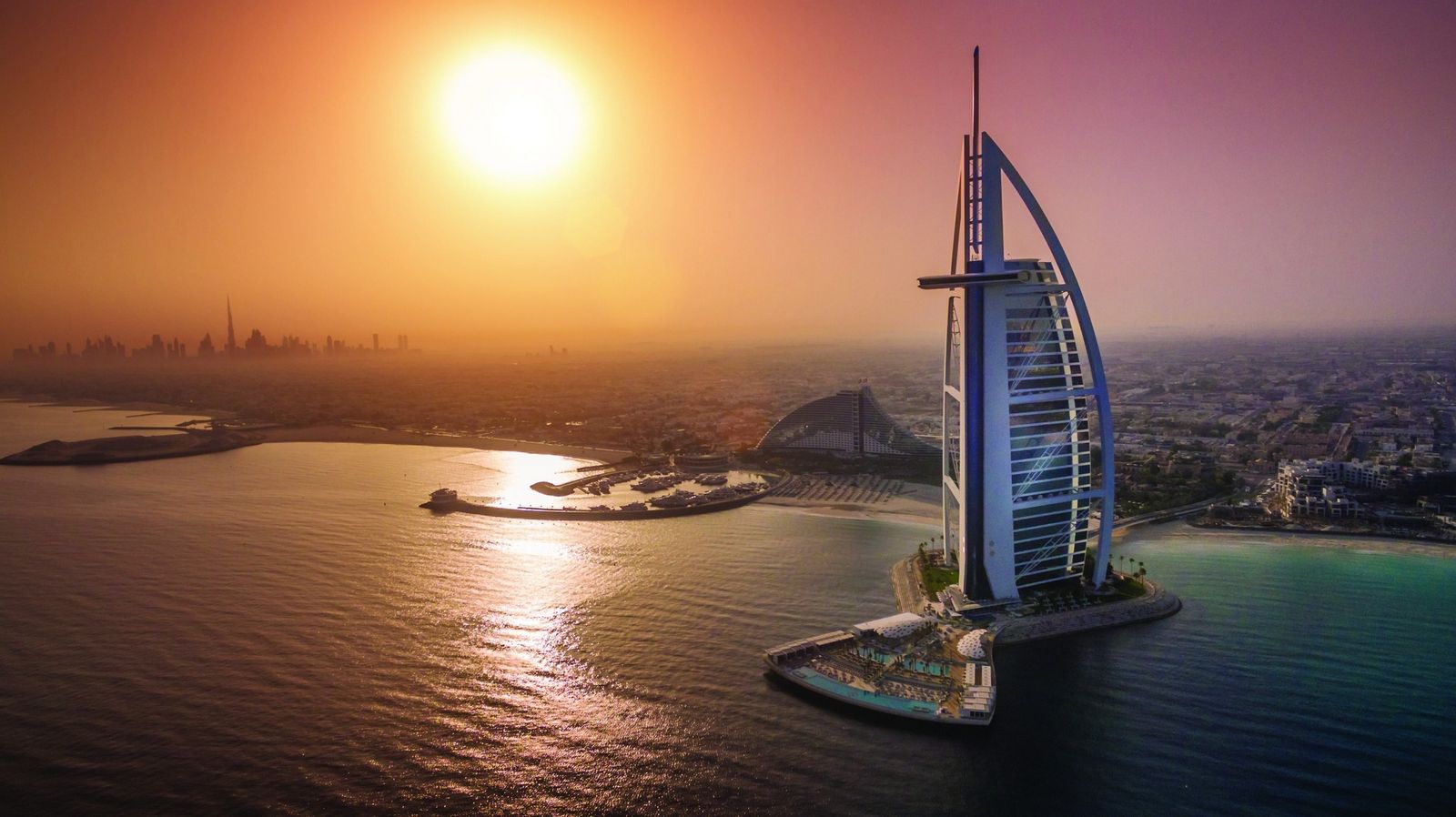 وبعد عقدين من الزمن، من الآمن أن نقول إن برج العرب الشهير في دبي هو بالفعل رمز مبهر للرفاهية العربية، ولكنه بالتأكيد ليس فندق سبع نجوم.