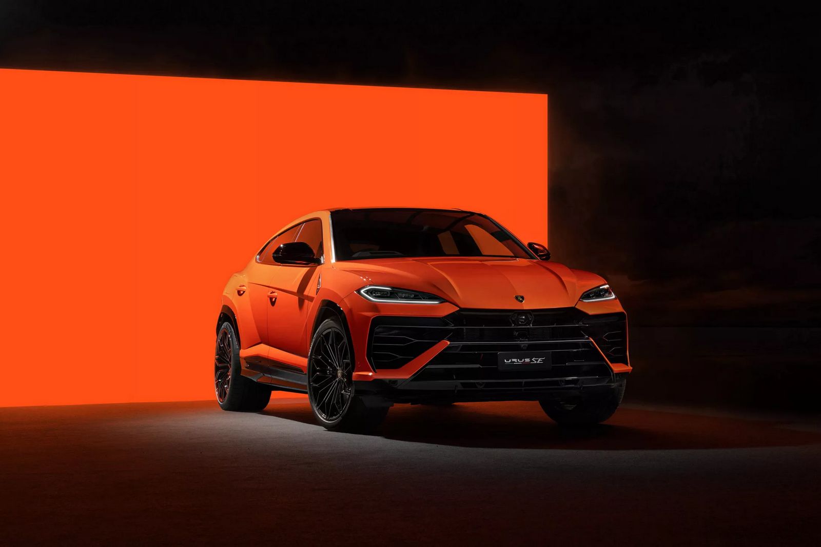 Lamborghini has expanded the Urus line-up with a new plug-in hybrid ...