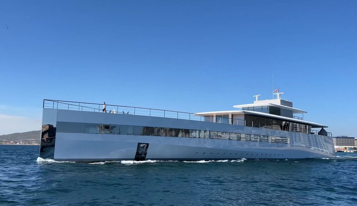 picture of steve jobs yacht