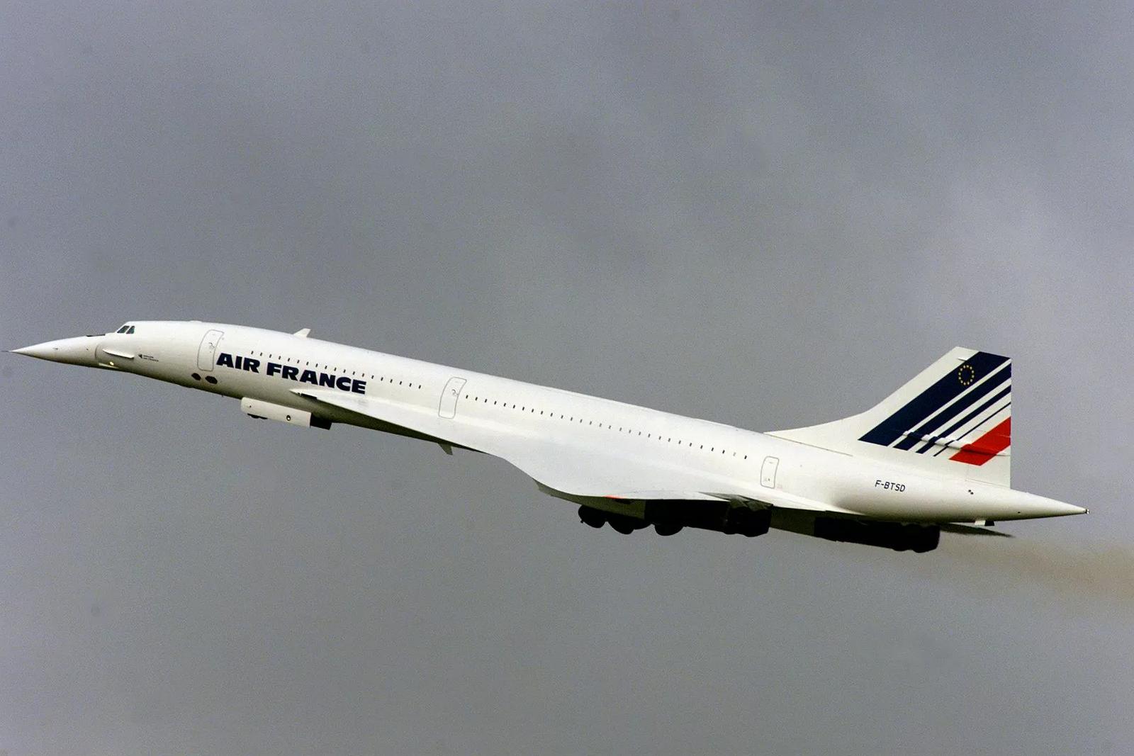 Thousands of flight enthusiasts excitedly tracked a Concorde Thousands of flight enthusiasts excitedly tracked a Concorde