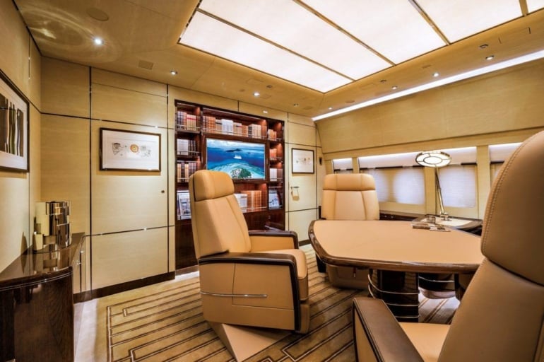 nicki minaj on qatar 747